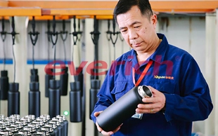 ¿Cómo garantizamos una calidad constante en cada lote de botellas de bebidas al por mayor?