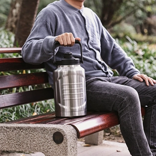 Cerveza aislada Growler 01412A 128 oz