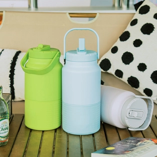 Jarra de agua de acero inoxidable de 64 onzas con tapa de paja 01411A